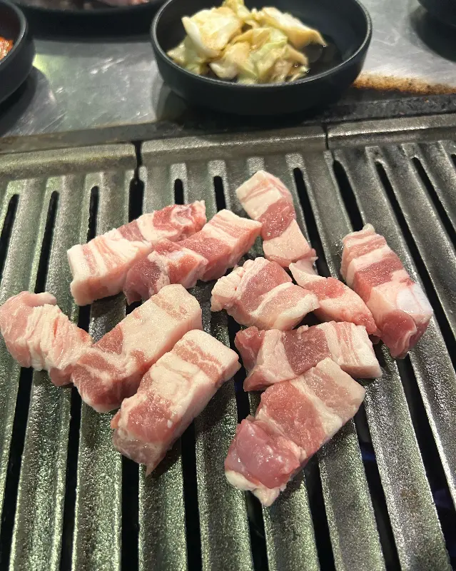 불판 위의 삼겹살