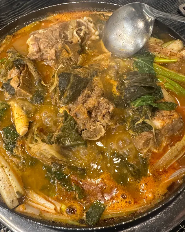 감자탕 속 우거지와 고기