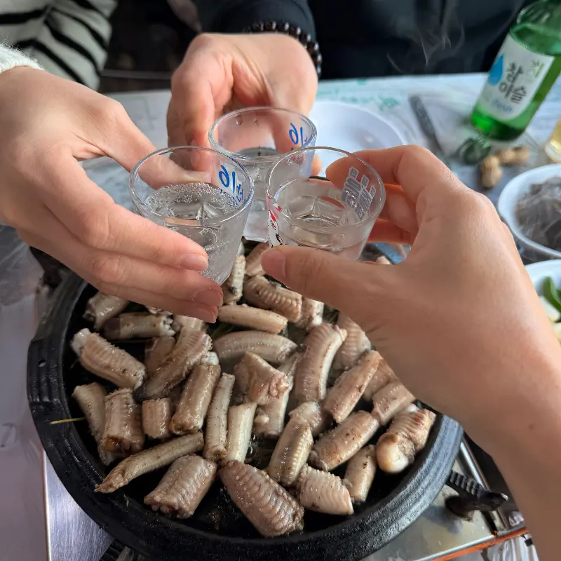 술잔을 기울이며 즐거운 시간을 보내는 사람들