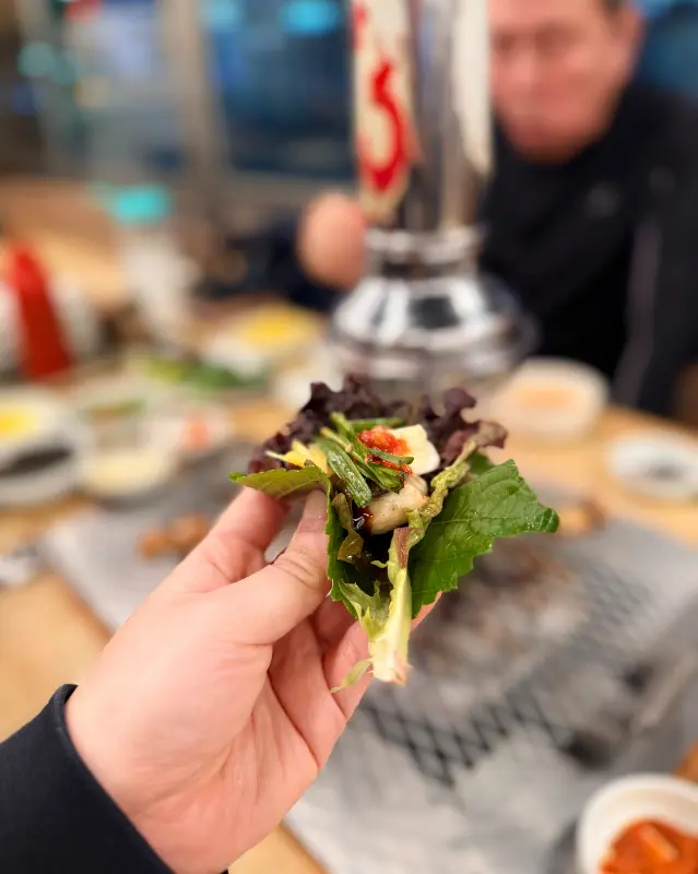 싱싱한 쌈채소에 싸 먹는 장어