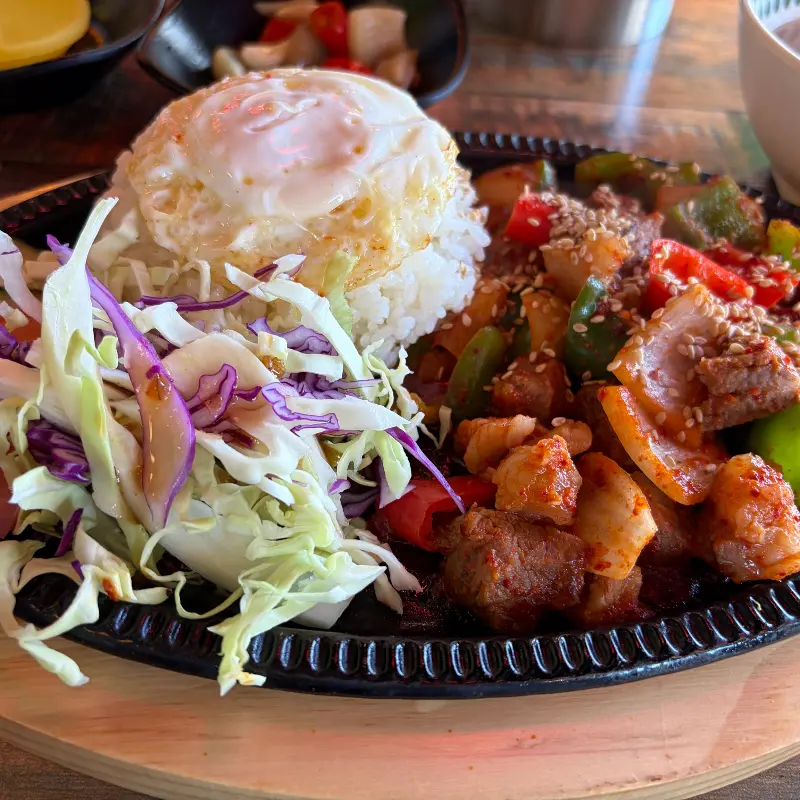 돼지구이 덮밥과 곁들여 먹는 반찬들