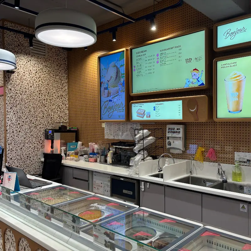 깔끔한 매장 내부