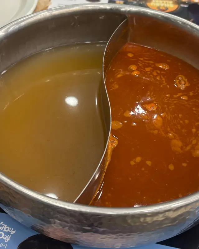 두 가지 육수를 즐길 수 있는 냄비