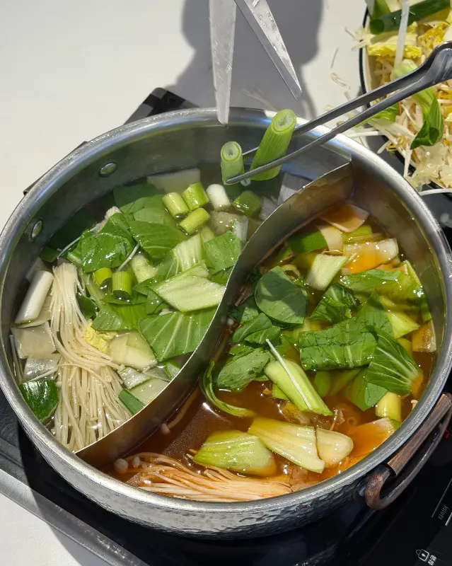 두 가지 육수를 동시에 즐길 수 있는 냄비