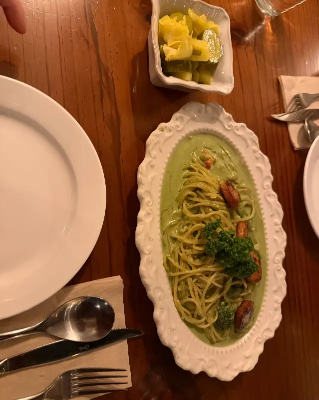 특색있는 접시에 담겨져 나온 파스타