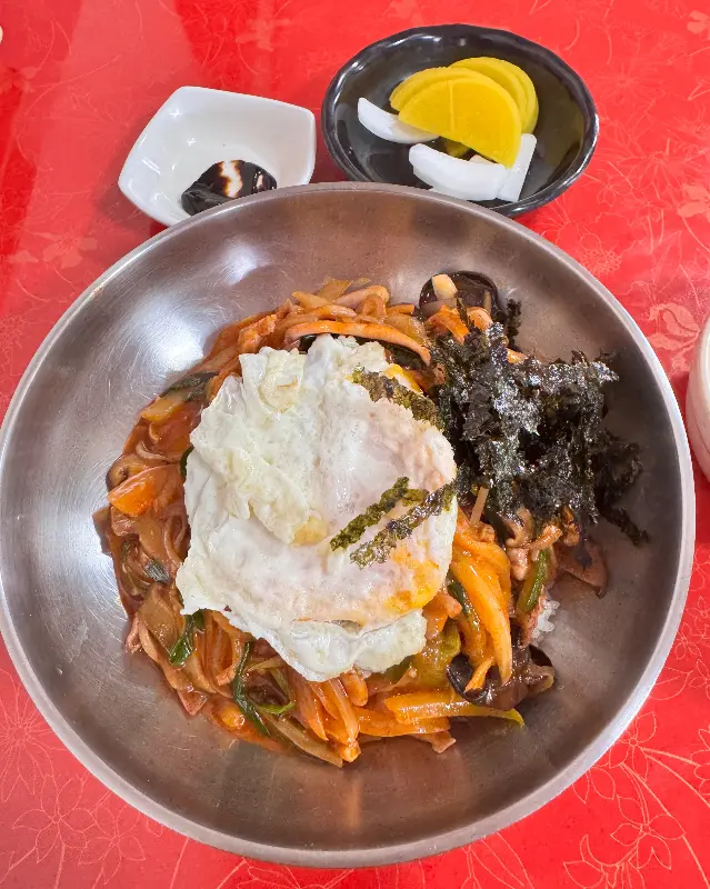 계란 프라이가 올라간 먹음직스러운 중화비빔밥