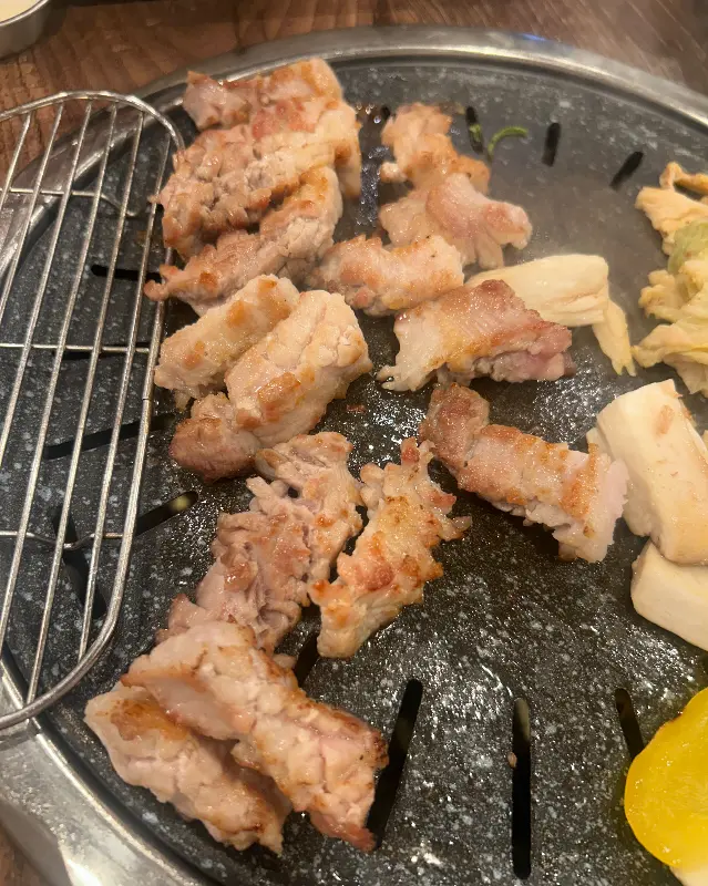 노릇하게 구워진 꽃삼겹살