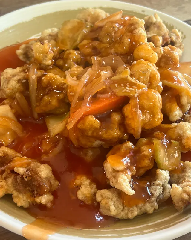 바삭한 튀김옷과 새콤달콤한 케첩 소스의 조화가 일품인 탕수육