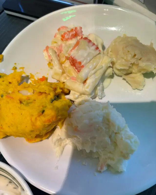 샐러드바에서 담아온 샐러드