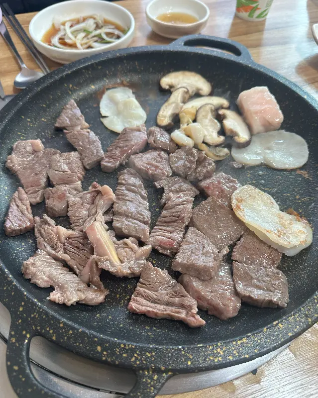 잘 구워진 한우, 키조개 관자, 표고버섯이 한데 어우러져 먹음직스러운 장흥삼합의 모습