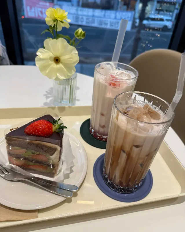 딸기 생크림 케이크와 음료