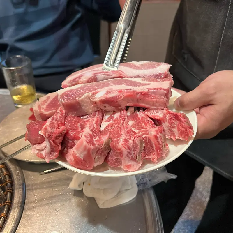 고기를 담은 접시