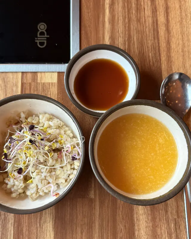 에피타이저로 제공되는 보리밥과 호박죽