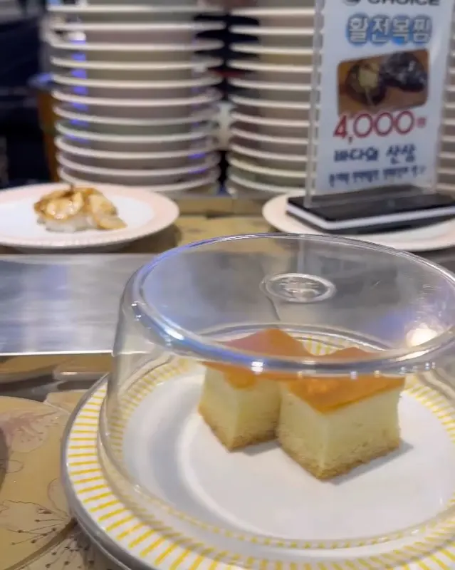 레일 위를 돌아가는 디저트