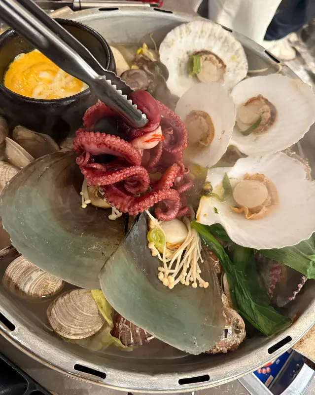 싱싱한 해산물 가득한 조개전골
