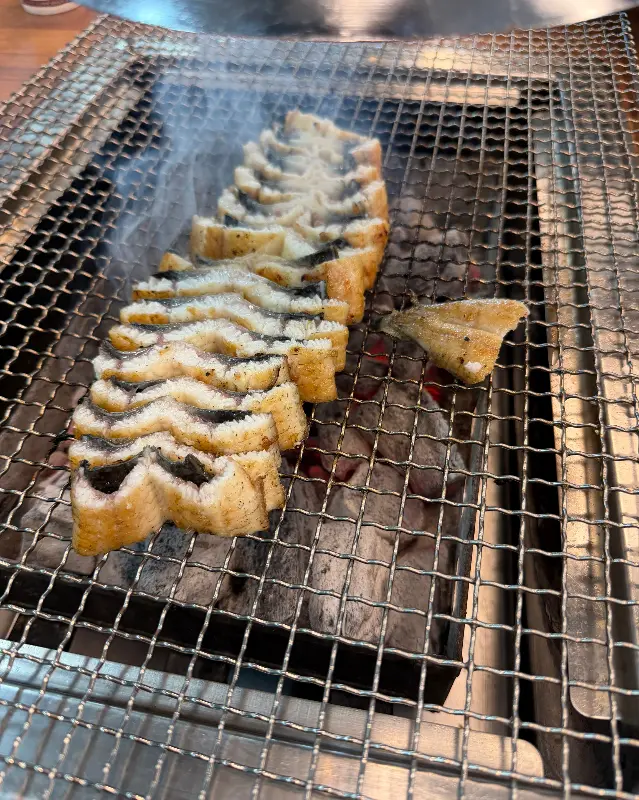 숯불 위에서 맛있게 구워지는 장어