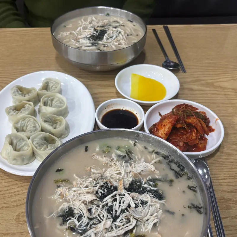 칼국수와 함께 곁들여 먹기 좋은 만두