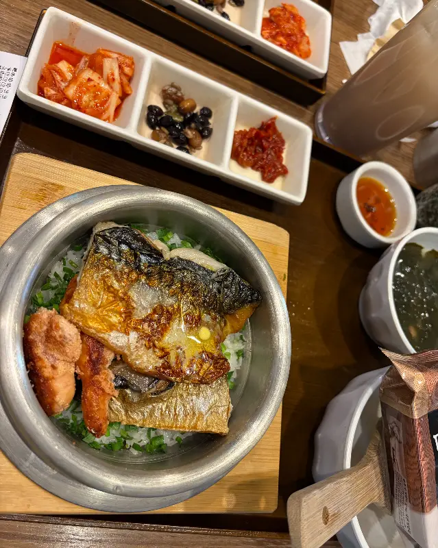 고등어 솥밥의 풍성한 비주얼