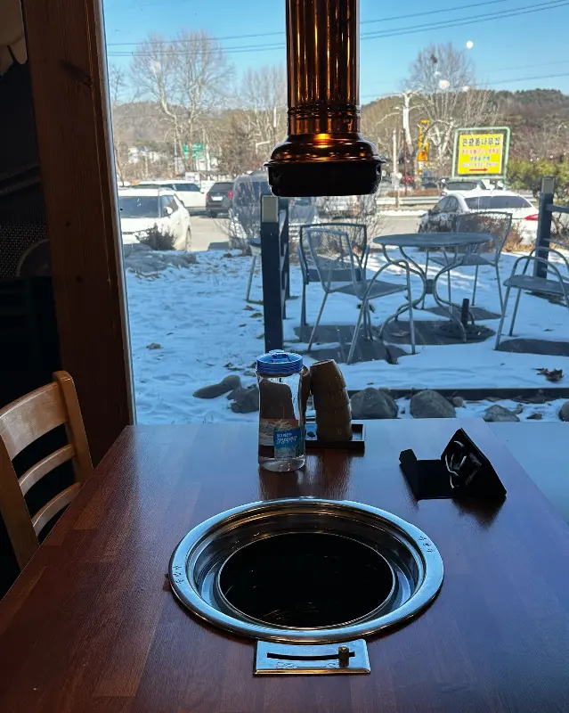 테이블과 창밖 풍경