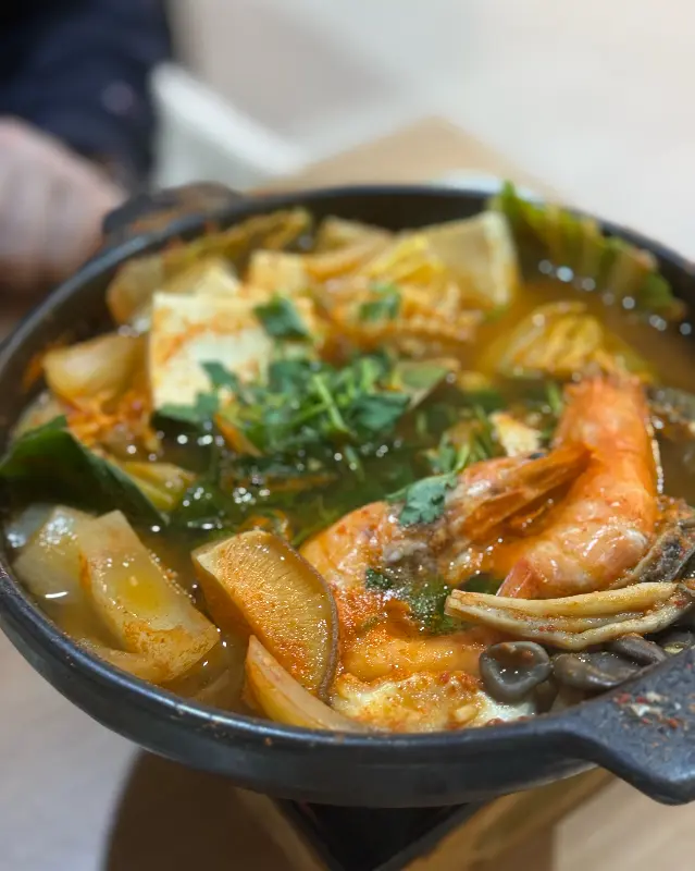 해산물이 가득 들어간 얼큰 해물 나베