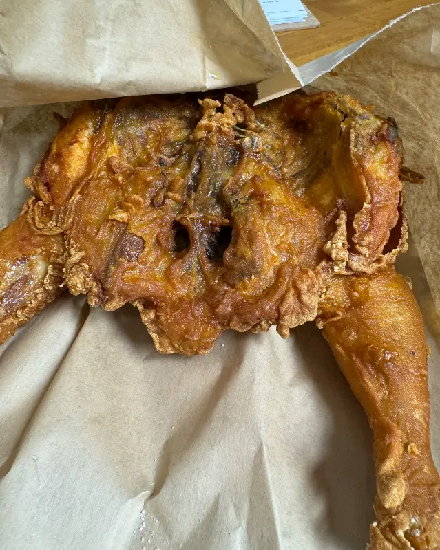 종이 봉투에 담긴 옛날 통닭