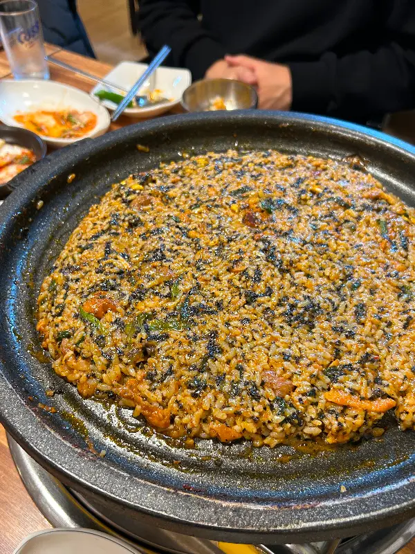 불판 위에 넓게 펼쳐진 먹음직스러운 볶음밥