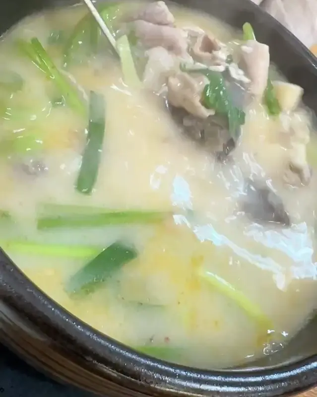 뽀얀 국물에 고기가 듬뿍 들어간 순대국