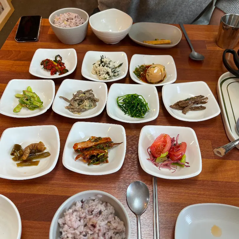 다양한 옹이밥상의 반찬들