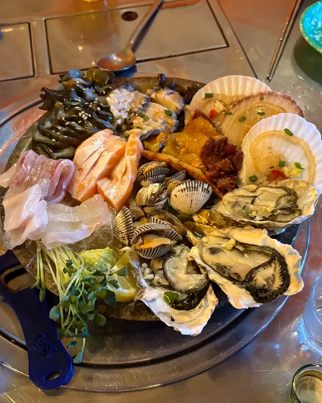 다양한 해산물이 담긴 모듬 해산물 한 상