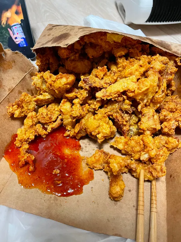 종이 봉투에 담긴 노랑통닭