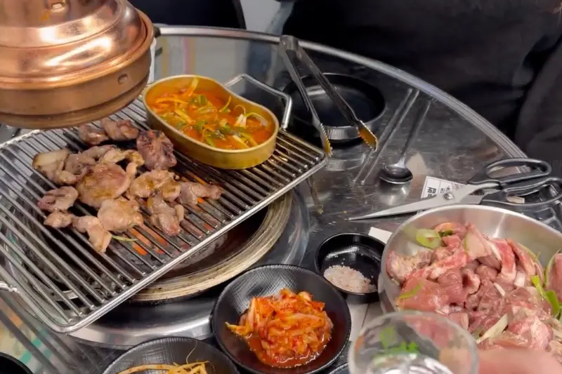 숯불 위에서 맛있게 구워지고 있는 고기