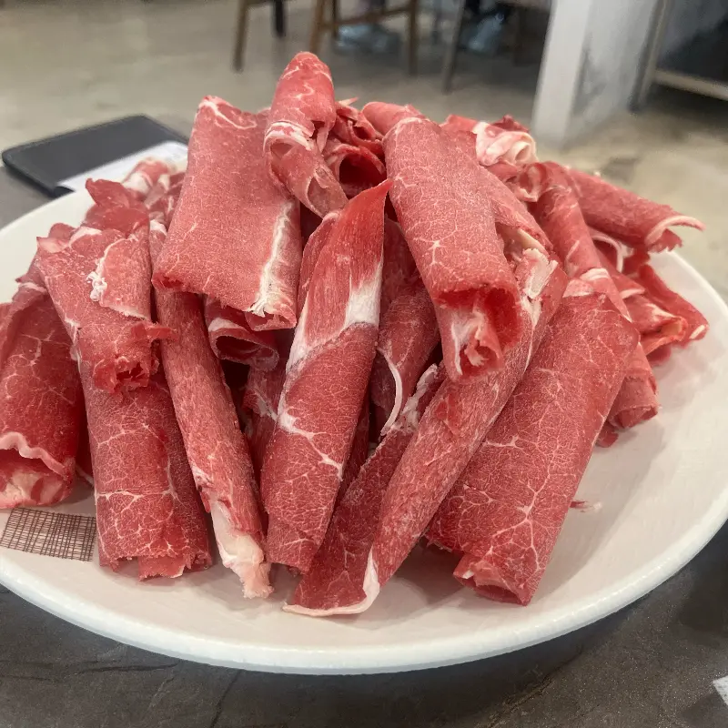 접시에 담겨 있는 얇게 썰린 소고기