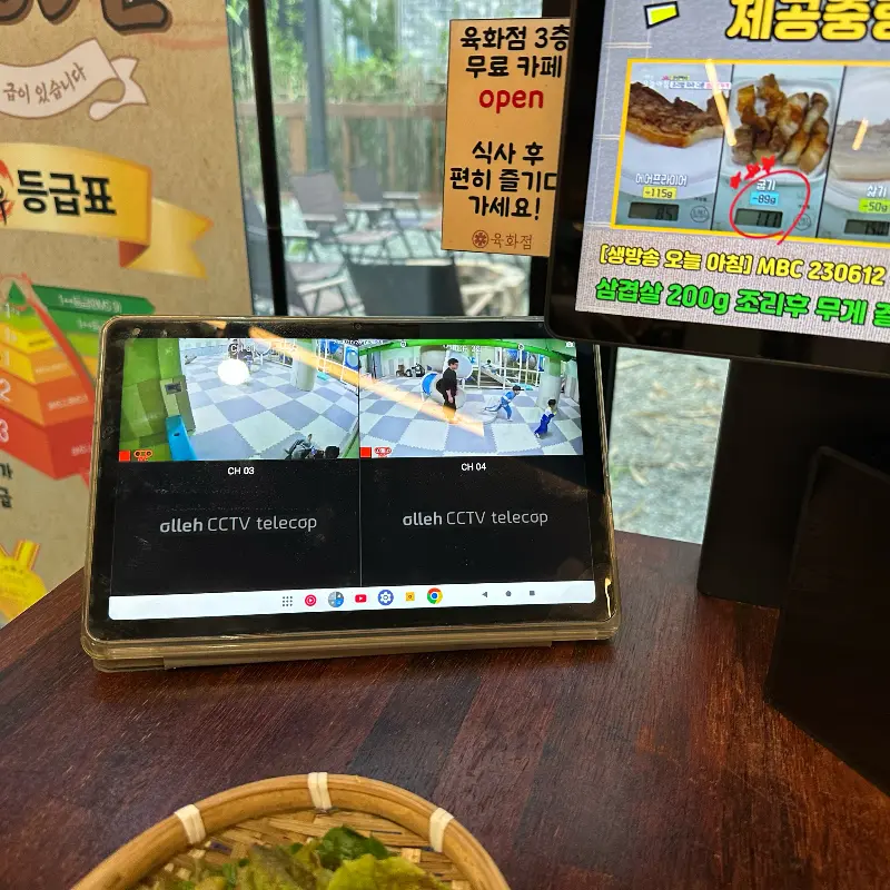 테이블에서 키즈카페를 볼 수 있는 태블릿