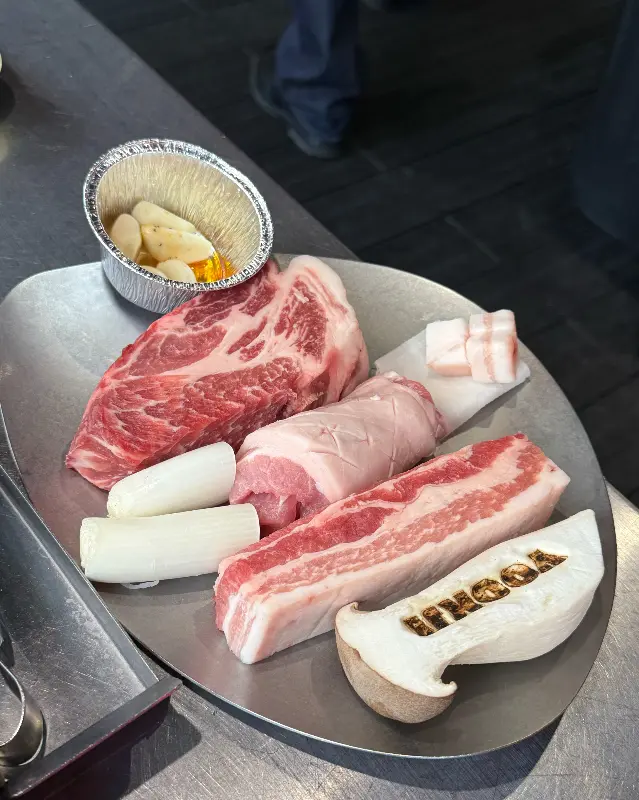 육지의 고기와 곁들여 먹는 채소들