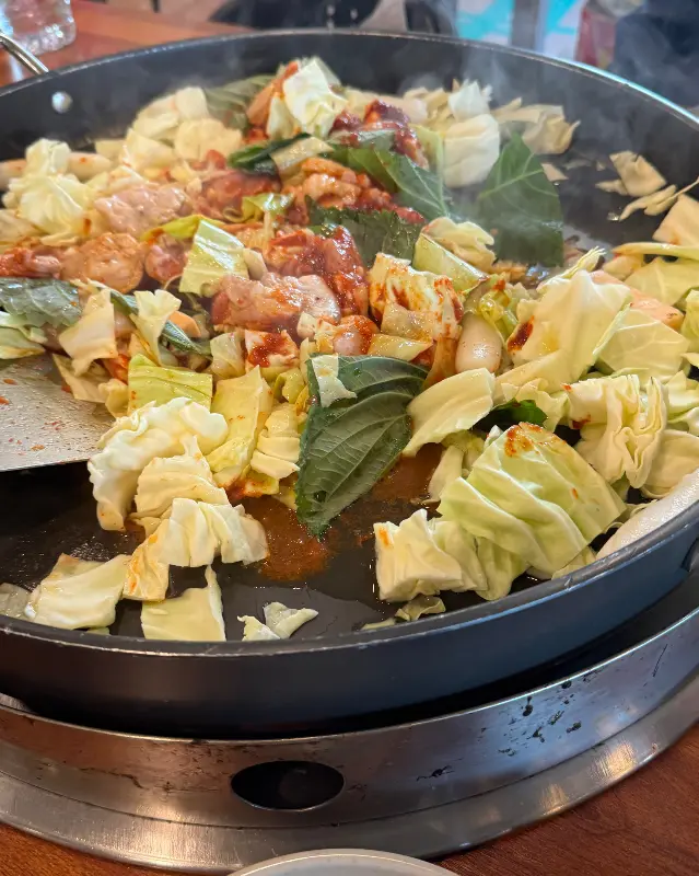 푸짐한 양의 닭갈비