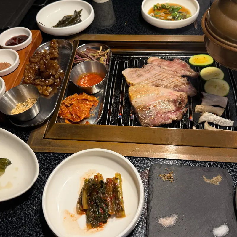 푸짐한 흑돼지 한 상 차림