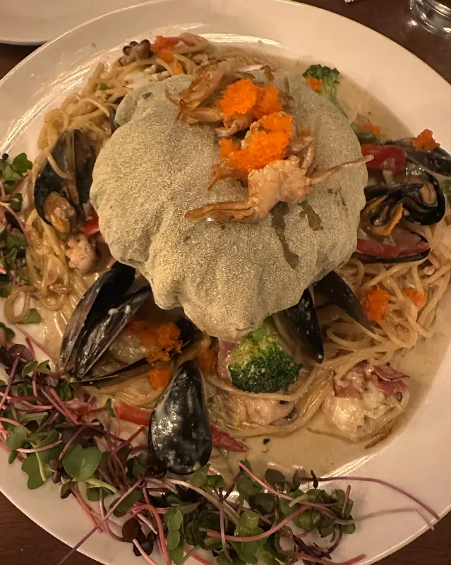 게 껍데기 위에 독특하게 담겨 나온 게바위 파스타