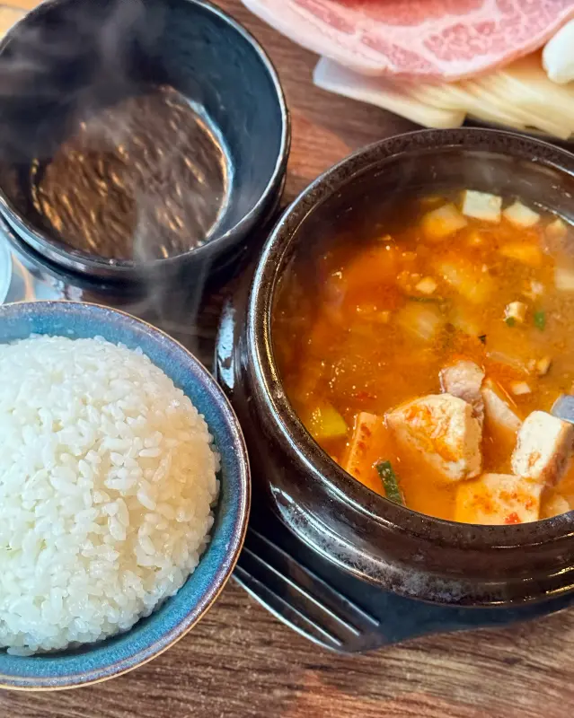 된장술밥과 밥 한 공기의 푸짐한 모습