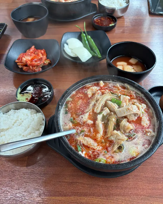 내장탕과 밥, 반찬