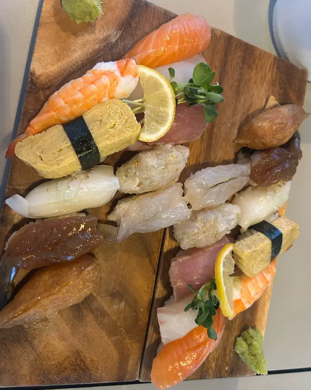 나무 플레이트에 담겨 나온 초밥