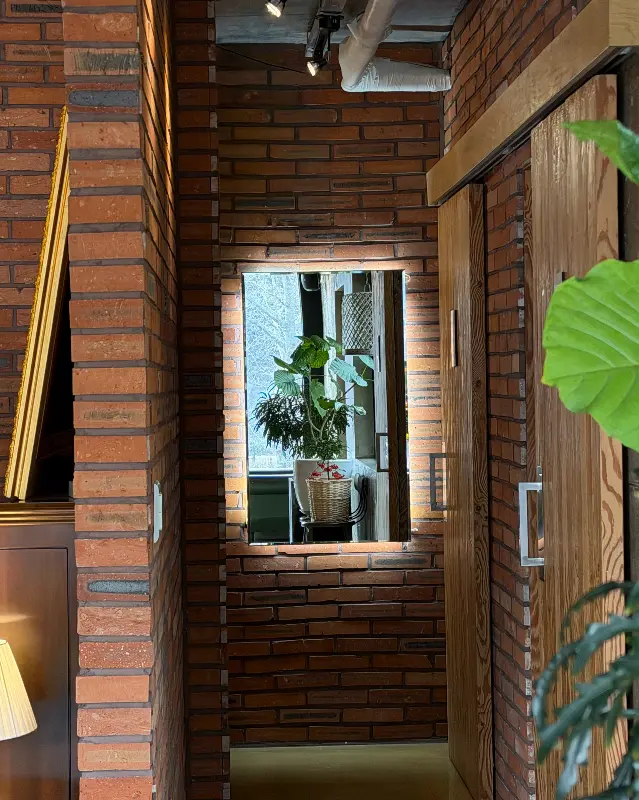 붉은 벽돌로 꾸며진 카페 내부