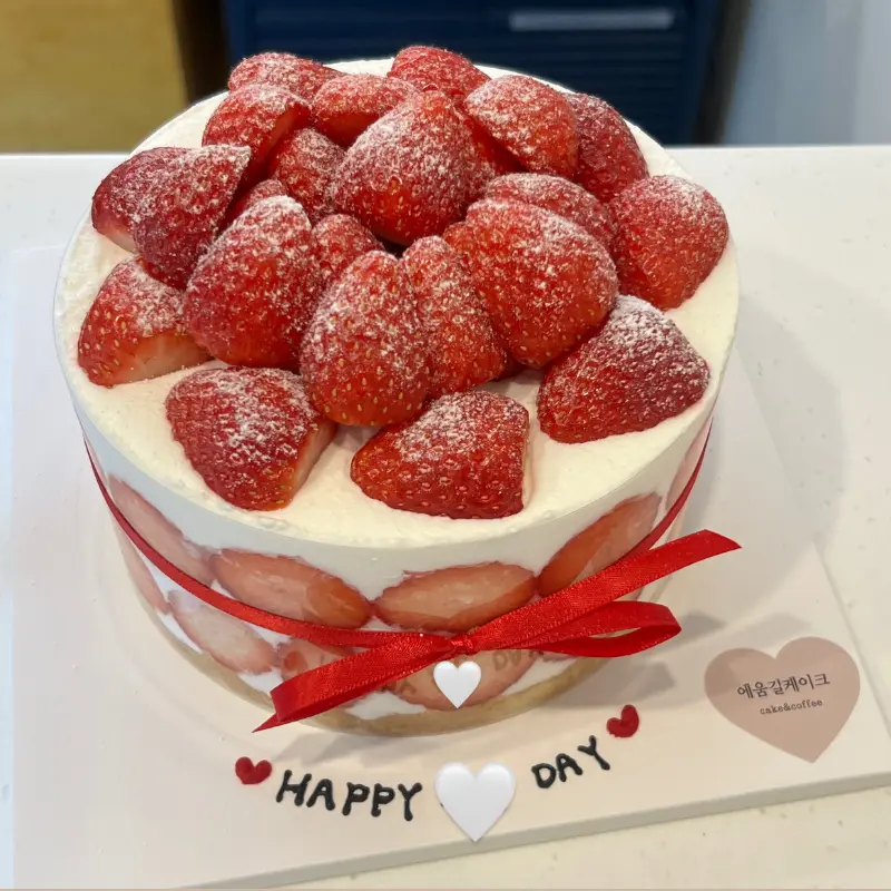 딸기가 듬뿍 올라간 딸기 케이크