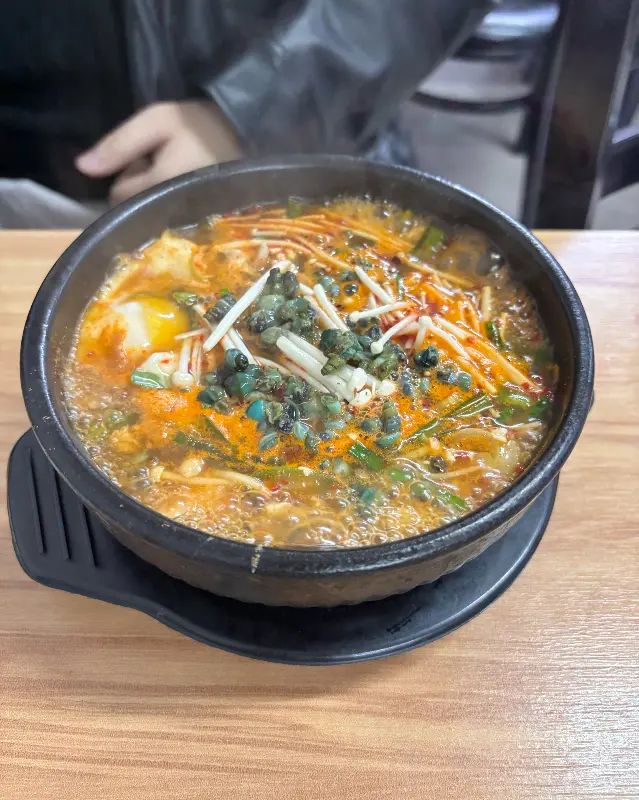 뚝배기에 담겨 보글보글 끓는 다슬기 순두부