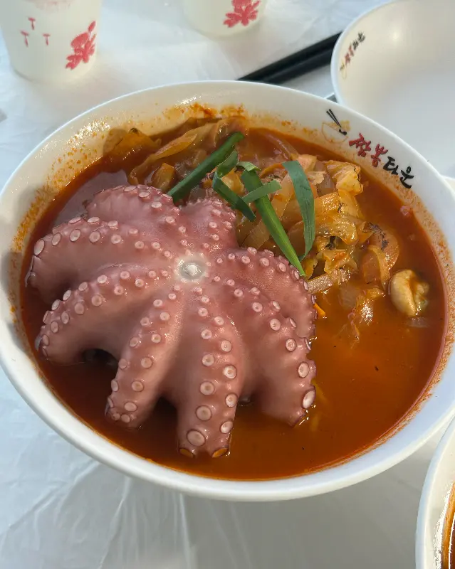 통문어가 통째로 올라간 짬뽕의 압도적인 비주얼