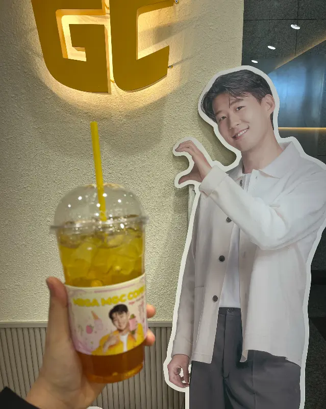 메가커피 매장 앞에서