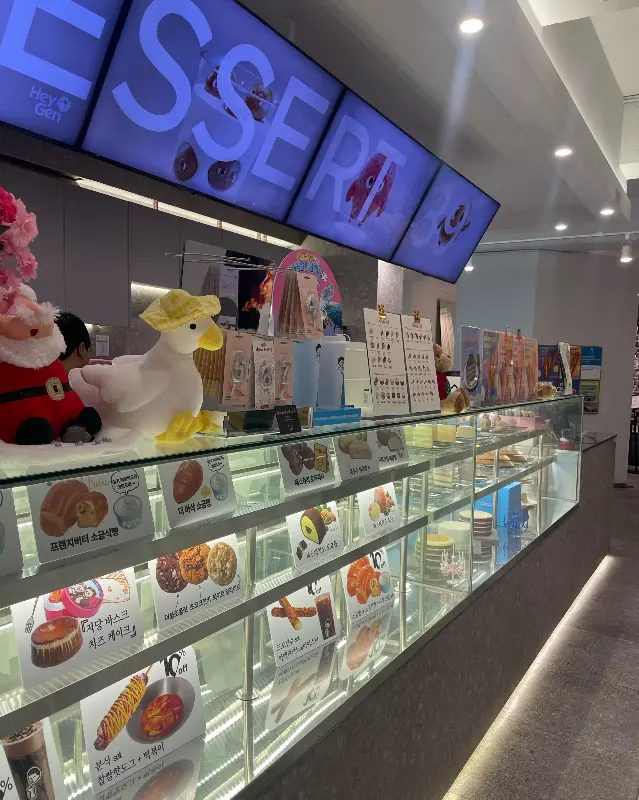 다양한 디저트들이 진열되어 있는 쇼케이스