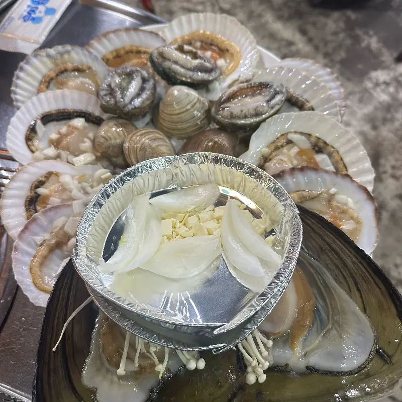 가리비, 전복, 키조개 등 푸짐한 모듬 조개구이