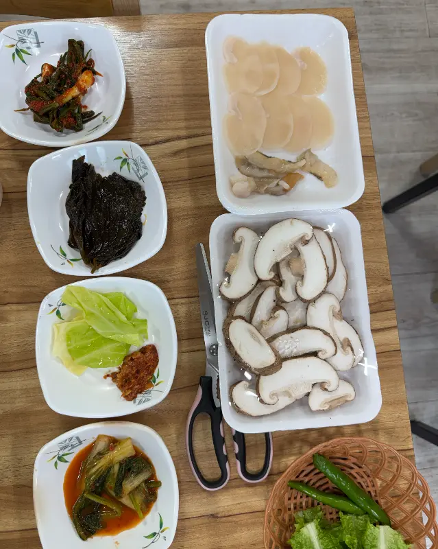 정갈하게 담겨 나온 밑반찬들, 전라도 특유의 풍성한 인심을 느낄 수 있다.