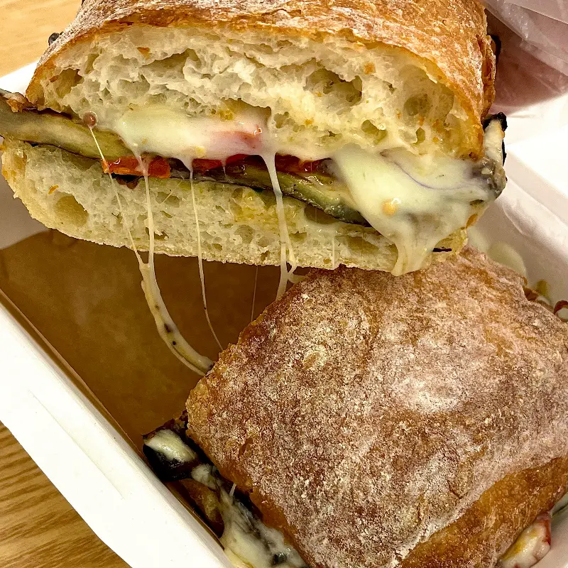 구운 가지와 치즈가 흘러내리는 샌드위치의 단면