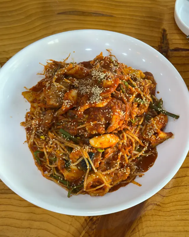 푸짐한 낙지볶음 한 상